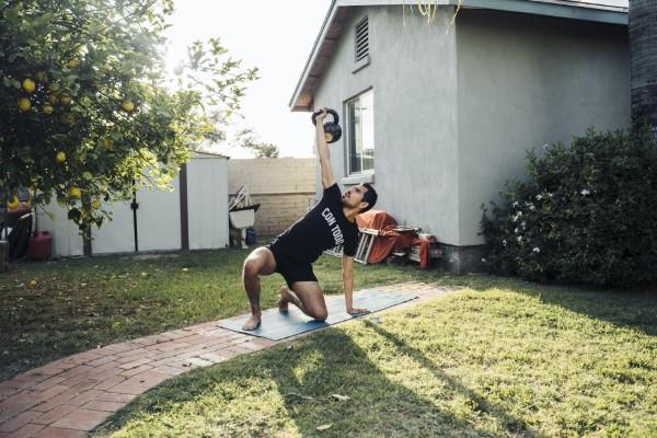 Ασκήσεις Kettlebell για στο σπίτι - προσαρμοστείτε παρά την άσκηση Corona tgu turkish