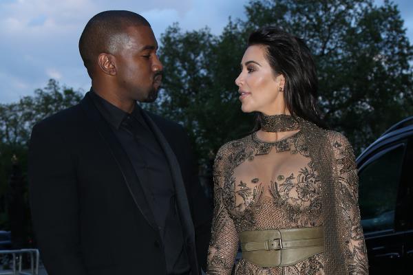 Η Kim Kardashian μαζί με τον Kanye West μαύρο χρυσό και καφέ
