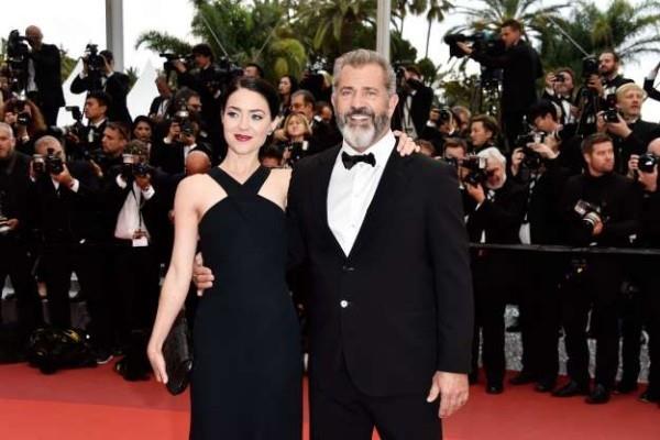 Παιδιά άνω των 40 φίλων της Mel Gibson Rosalind Ross στο κόκκινο χαλί