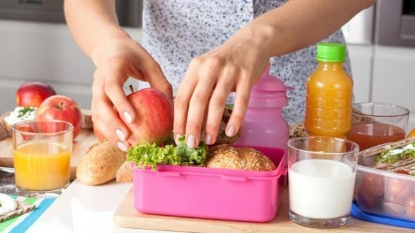 Το μεσημεριανό κουτί του νηπιαγωγείου ετοιμάζει υγιεινά τρόφιμα για τα παιδιά
