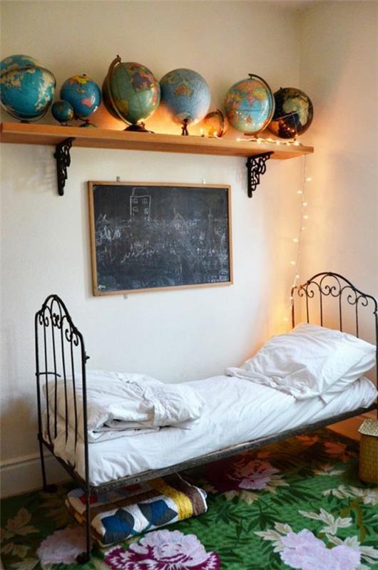 Παιδικό δωμάτιο κρεβάτι μαυροπίνακας χρώματος πίνακας κιμωλίας μικρό ράφι τοίχου