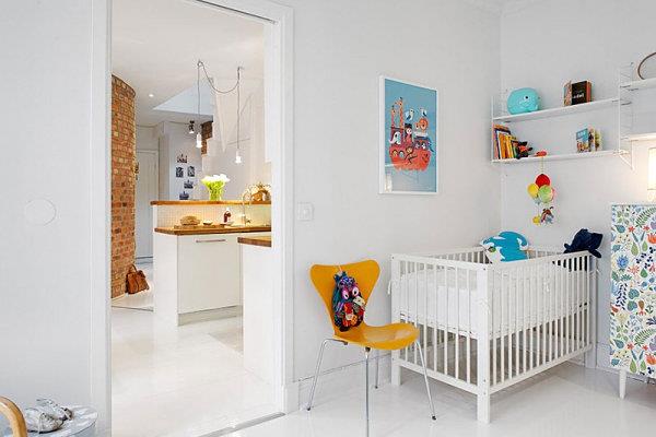 Εσωτερικό παιδικού δωματίου με ιδιότροπη πορτοκαλί καρέκλα μωρού