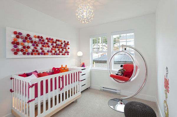 Εσωτερικό παιδικού δωματίου με μια ιδιότροπη κούνια για παιδικό κρεβάτι