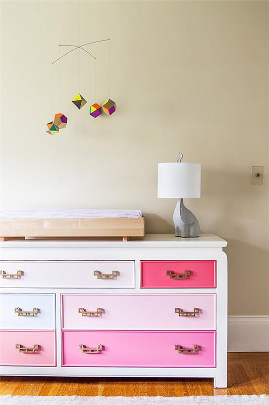 Διακόσμηση παιδικού δωματίου με πολύχρωμα συρτάρια κομψού στιλ