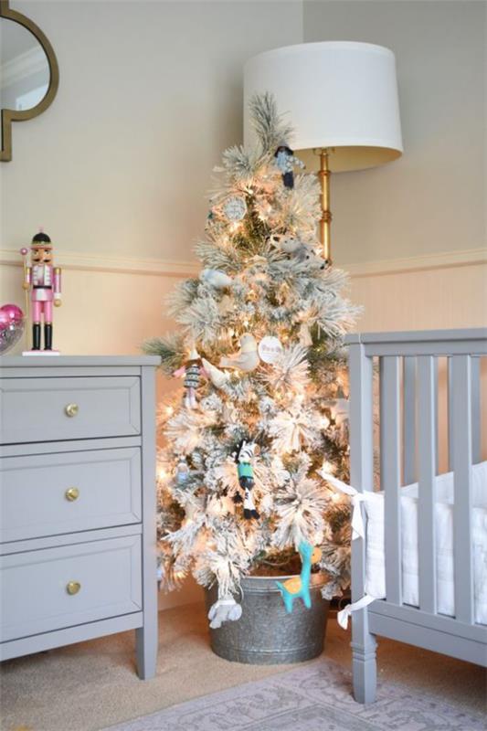 Διακοσμήστε παιδικό δωμάτιο για το χριστουγεννιάτικο χριστουγεννιάτικο δέντρο στον κάδο στη γωνιακή ματιά