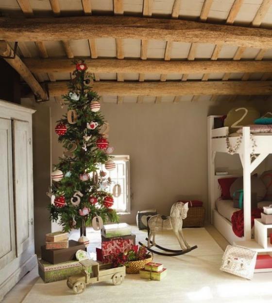 Παιδικό δωμάτιο διακοσμεί για τα Χριστούγεννα σε ρουστίκ ξύλινο ξύλινο ταβάνι διπλά κρεβάτια