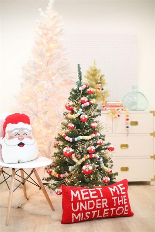 Παιδικό δωμάτιο για τα Χριστούγεννα διακοσμούν κλασικά χρώματα έλατο κόκκινο μαξιλάρι Santa