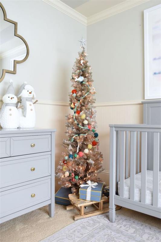 Διακοσμήστε παιδικό δωμάτιο για τα Χριστούγεννα, μικρό χριστουγεννιάτικο δέντρο στη γωνία που τραβάει τα βλέμματα