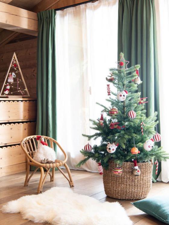 Διακοσμήστε παιδικό δωμάτιο για χριστουγεννιάτικο έλατο διακοσμημένο σε κλασικά χρώματα κόκκινο λευκό πράσινο