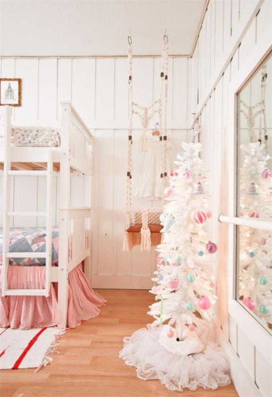 Διακοσμήστε το παιδικό δωμάτιο για τα Χριστούγεννα, διακοσμήστε το μικρό δωμάτιο του χριστουγεννιάτικου δέντρου σε λευκό και ανοιχτό ροζ