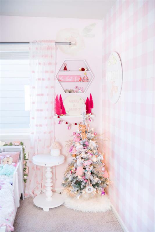 Το παιδικό δωμάτιο για τα Χριστούγεννα διακοσμεί το μικρό δωμάτιο του χριστουγεννιάτικου δέντρου σε λευκό και ανοιχτό ροζ χρώμα