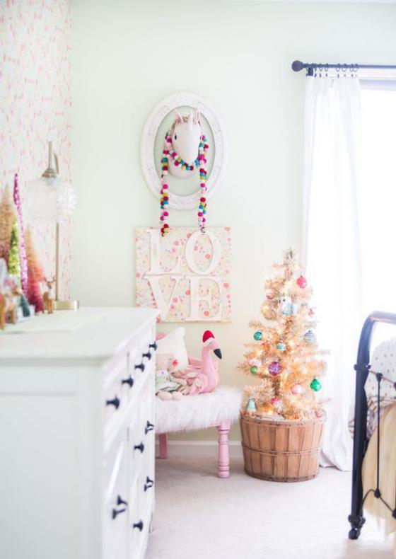 Διακοσμήστε το παιδικό δωμάτιο για τα Χριστούγεννα διακοσμήστε το μικρό χριστουγεννιάτικο δέντρο στο δωμάτιο με τον κάδο σε λευκό και ανοιχτό ροζ χρώμα