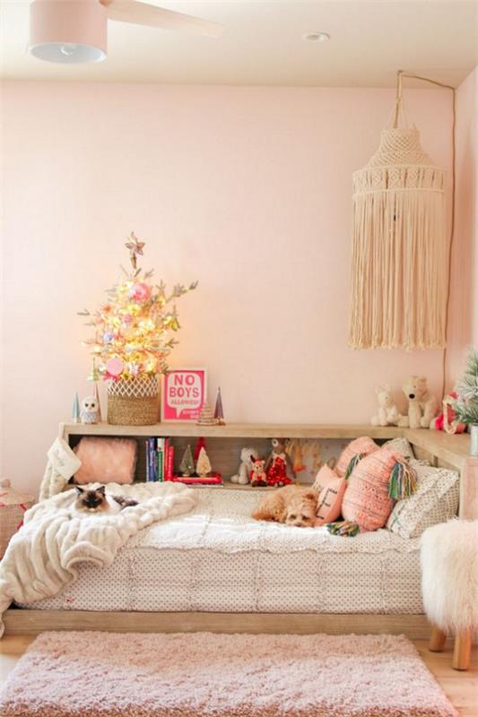 Διακοσμήστε το παιδικό δωμάτιο για τα Χριστούγεννα, διακοσμήστε το μικρό χριστουγεννιάτικο δέντρο σε ένα σάκο σε λευκό και ανοιχτό ροζ χρώμα