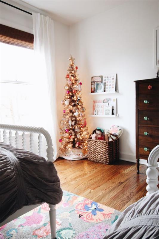 Διακοσμήστε παιδικό δωμάτιο για τα Χριστούγεννα, μικρό διακοσμημένο χριστουγεννιάτικο δέντρο στη γωνία του δωματίου