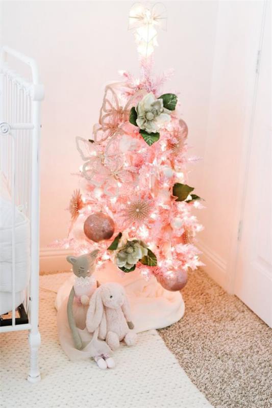 Ένα όμορφα διακοσμημένο χριστουγεννιάτικο δέντρο με δύο βελούδινα παιχνίδια από κάτω
