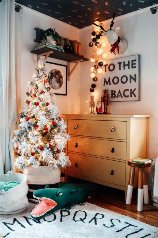 Το παιδικό δωμάτιο για τα Χριστούγεννα διακοσμεί λευκά χριστουγεννιάτικα δέντρα παιχνίδια στο φεγγάρι και πίσω