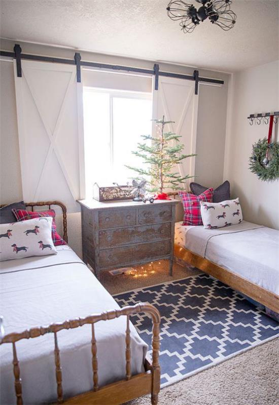 Παιδικό δωμάτιο για τα Χριστούγεννα διακοσμούν μικρό πράσινο στεφάνι Χριστουγέννων στον τοίχο