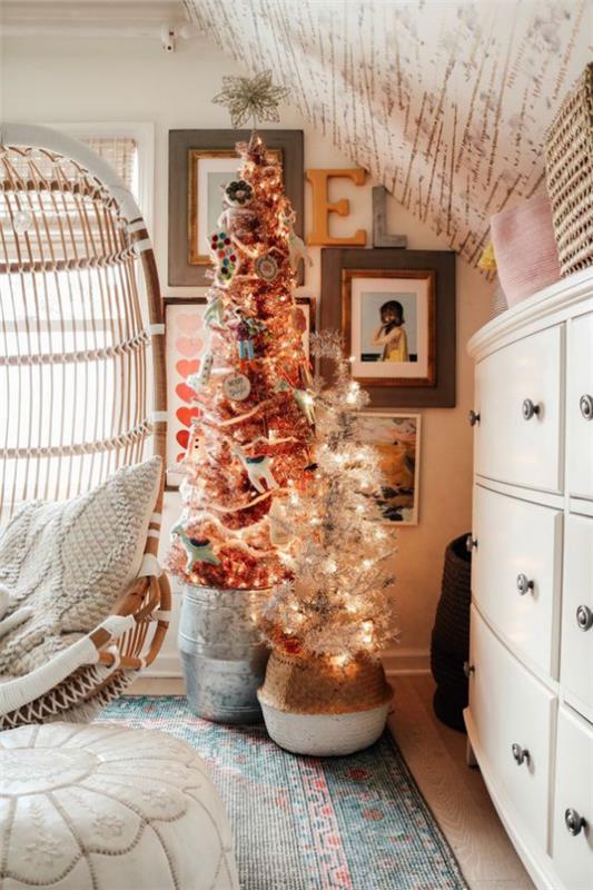 Το παιδικό δωμάτιο για τα Χριστούγεννα διακοσμεί δύο δέντρα στολισμένα με λαμπερά φώτα νεράιδας