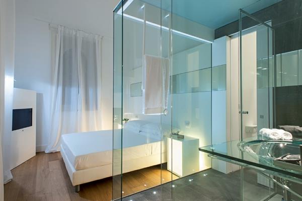 Κλασική αρχιτεκτονική και μοντέρνος σχεδιασμός ξενοδοχείου γυάλινοι τοίχοι στο μπάνιο