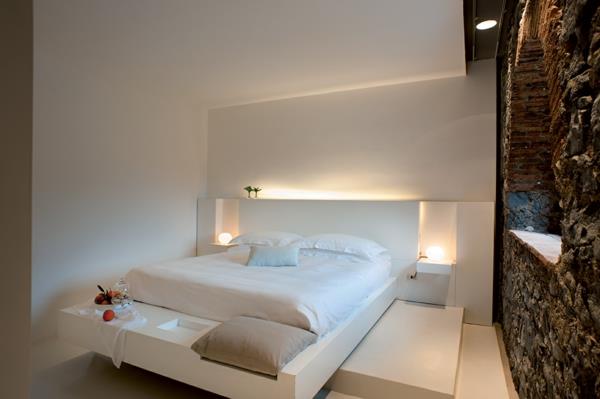 Κλασική αρχιτεκτονική και μοντέρνος σχεδιασμός ξενοδοχείου υπνοδωμάτιο λευκό
