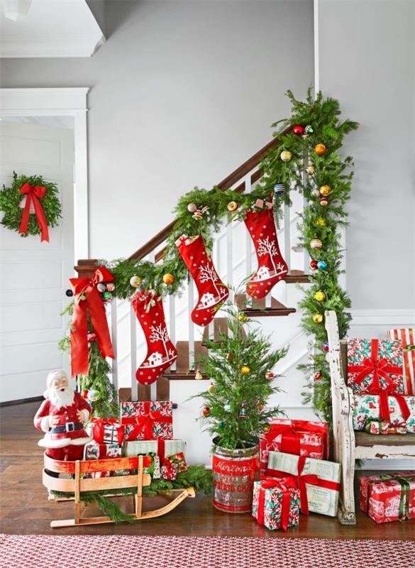Κλασική σκάλα Χριστουγεννιάτικης διακόσμησης