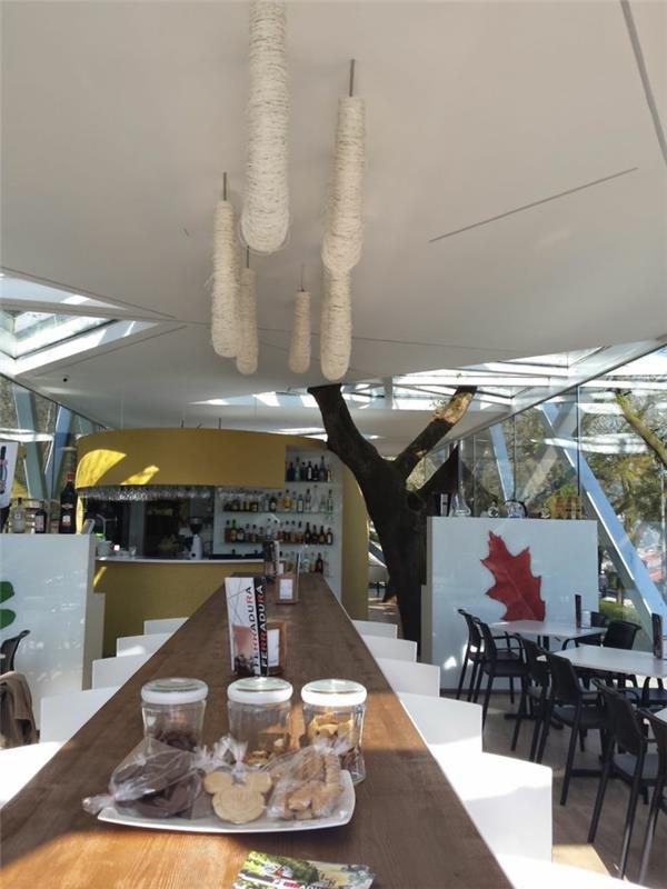 Κλασική μοντέρνα αρχιτεκτονική γύρω από ένα εστιατόριο με δέντρα