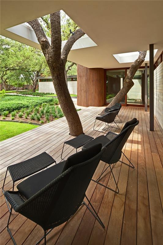 Κλασική μοντέρνα αρχιτεκτονική γύρω από μια βεράντα με δέντρα