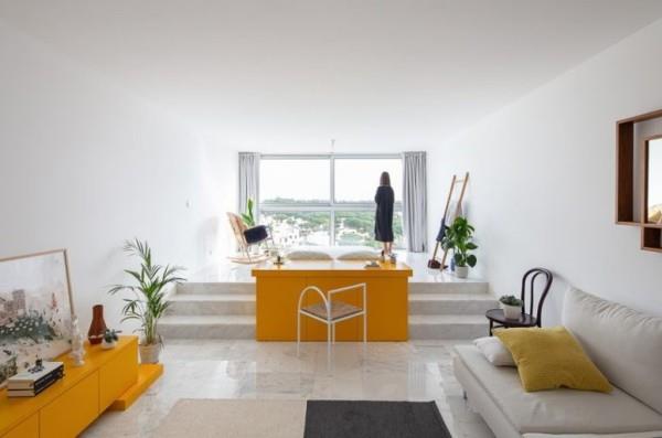 Μικρό διαμέρισμα μινιμαλιστική διακόσμηση κίτρινο τονίζει πράσινα φυτά