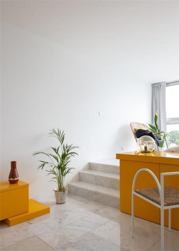 Μικρό διαμέρισμα μινιμαλιστική διακόσμηση κίτρινο τονίζει καλλιτεχνική αίσθηση προσοχή στη λεπτομέρεια