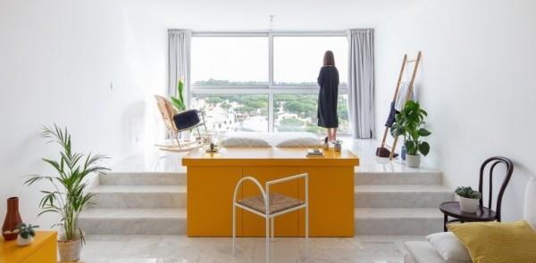 Μικρό διαμέρισμα μινιμαλιστική έννοια δωματίου κίτρινο τονίζει ικανοποιητικό τελικό αποτέλεσμα