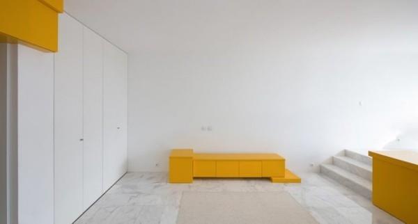 Μικρό διαμέρισμα μίνιμαλ έννοια δωματίου λίγα έπιπλα κίτρινες πινελιές
