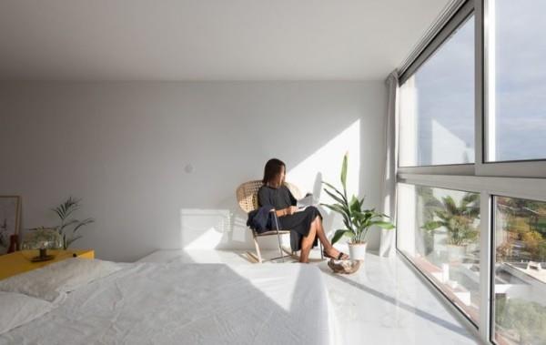 Μικρό διαμέρισμα σχεδιασμένο με υαλοπίνακα ηλιόλουστη περιοχή ανάγνωσης