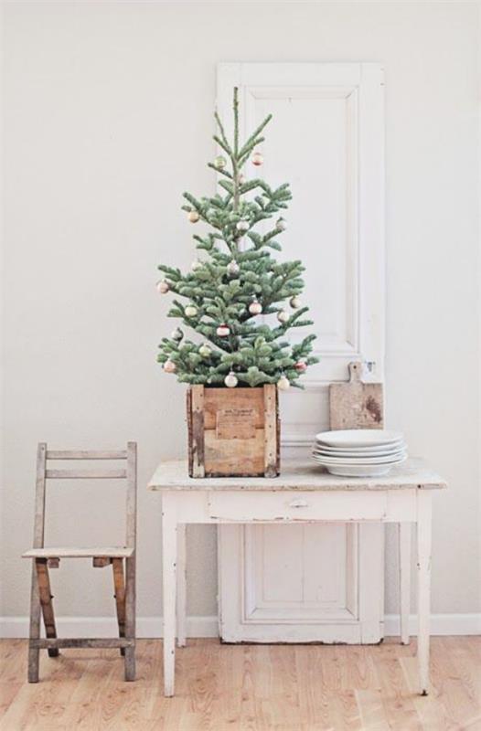 Διακοσμήστε ένα μικρό χριστουγεννιάτικο δέντρο, επιδείξτε τον πουρισμό, τον μινιμαλισμό σε ένα ξύλινο κουτί, μια μικρή διακόσμηση