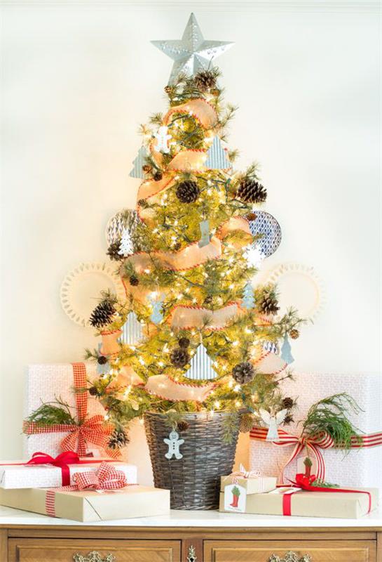 Διακοσμήστε ένα μικρό χριστουγεννιάτικο δέντρο για να αναδείξετε το πνεύμα των Χριστουγέννων με λάμψη και λάμψη