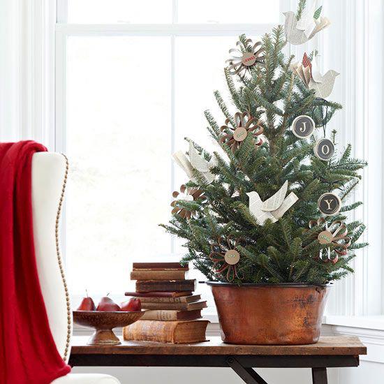 Η διακόσμηση ενός μικρού χριστουγεννιάτικου δέντρου που εκτίθεται κάνει τα αυτοσχέδια διακοσμητικά να τραβούν τα βλέμματα