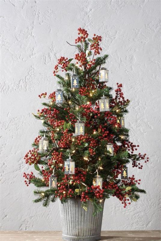 Μικρό χριστουγεννιάτικο δέντρο στολίζει καμαρώνει μικρή διακόσμηση πολύ κομψό