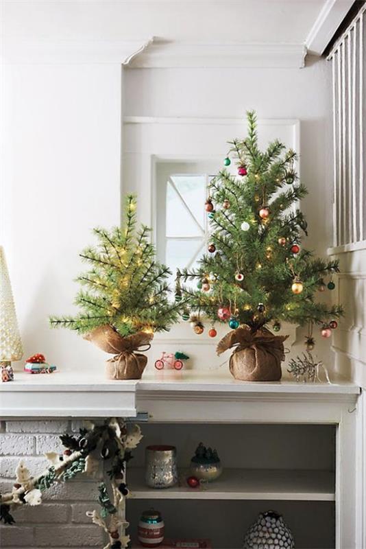 Για να διακοσμήσετε ένα μικρό χριστουγεννιάτικο δέντρο, βάλτε δύο μίνι χριστουγεννιάτικα δέντρα στην οθόνη δίπλα στο τζάκι στη γωνία