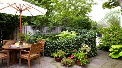 Μικρός σχεδιασμός κήπου Έπιπλα εξωτερικού χώρου Χώρος στο πράσινο για ώρες καφέ και υπαίθριες συναθροίσεις