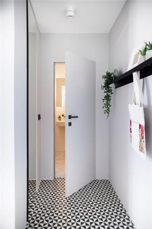 Επιπλώνοντας ένα μικρό διαμέρισμα Hallway σχεδιασμένο εξ ολοκλήρου σε λευκό, μικρές πινελιές σε μαύρα ράφια