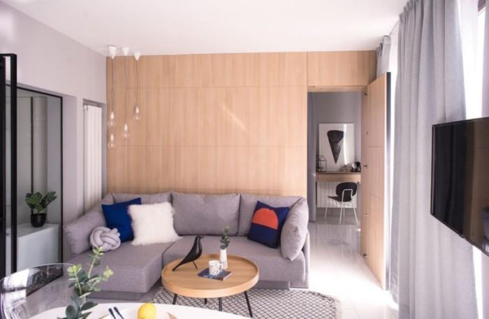 Δημιουργήστε ένα μικρό διαμέρισμα καθιστικού γκρι γωνιακό καναπέ διακοσμητικά μαξιλάρια μικρό στρογγυλό τραπεζάκι σαλονιού