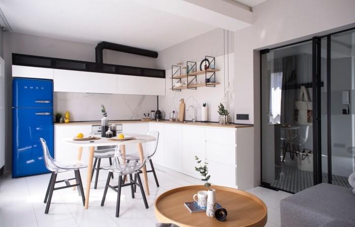 Μικρό διαμέρισμα με περιορισμένο χώρο διαβίωσης 48 τμ μινιμαλιστική κουζίνα μπλε ψυγείο τραπεζαρία πλαστικές καρέκλες