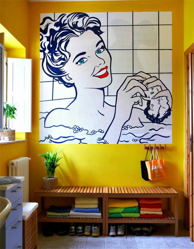 Μικρό μπάνιο με δημιουργική διακόσμηση τοίχου σε στυλ pop art