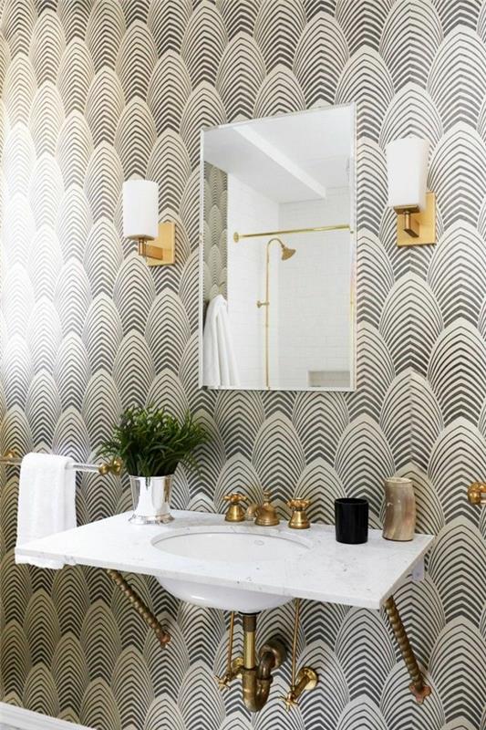 Μικρό μπάνιο με δημιουργική διακόσμηση τοίχου με ταπετσαρία