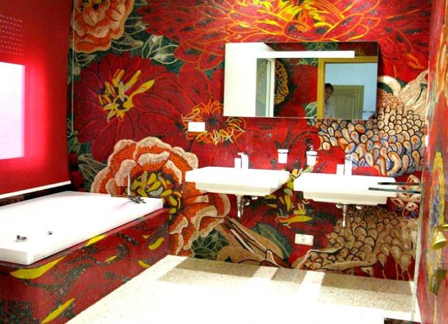 Μικρό σχέδιο μπάνιου δημιουργικό χρώμα τοίχου κόκκινο μοτίβο λουλουδιών