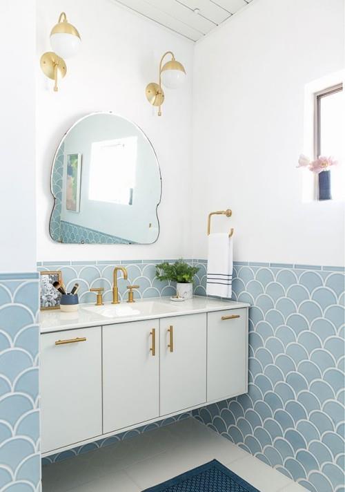 Μικρό λευκό μπάνιο ως βασικό χρώμα, γαλάζια κεραμίδια σε μοτίβο κλίμακας