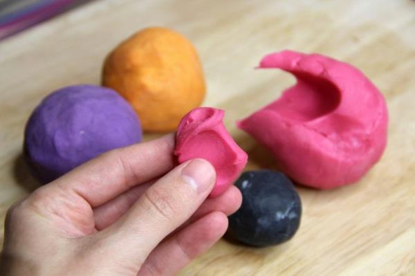 Τα παιδιά φτιάχνουν μόνοι τους το playdough σε διαφορετικά χρώματα