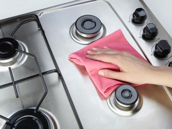 Καθαρισμός των εστιών καθαρισμού του φούρνου με ένα πανί