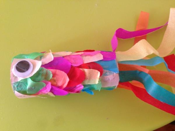 Τα ιπτάμενα ψάρια Koinobori φτιάχνουν ρολά από χαρτί υγείας