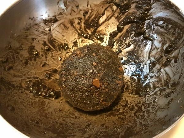Ο ίδιος ο Kokedama φτιάχνει μπάλα από βρύα γη