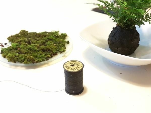 Ο ίδιος ο Kokedama φτιάχνει υλικά από μπάλα από βρύα